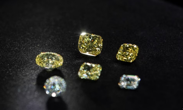 Sanksionet e Mbretërisë së Bashkuar ndalojnë metalet ruse, përfshirë diamantet