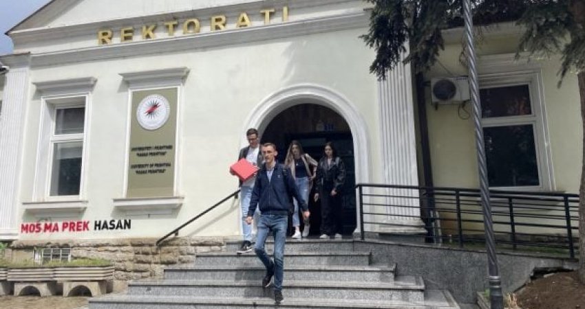 Studentët dorëzojnë peticionin në Rektorat, kërkojnë që UP-së mos t’i hiqet emrin Hasan Prishtina