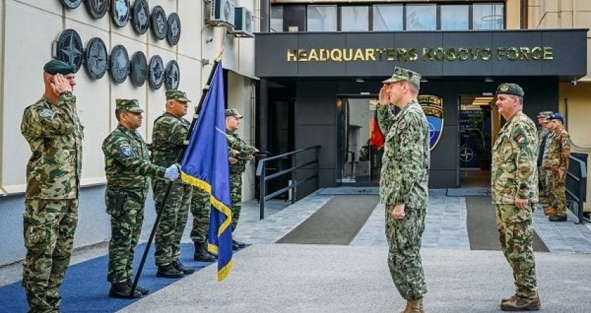 Admirali i NATO-s zbarkon në Kosovë, takon QUINT-in dhe jep porosi për veriun