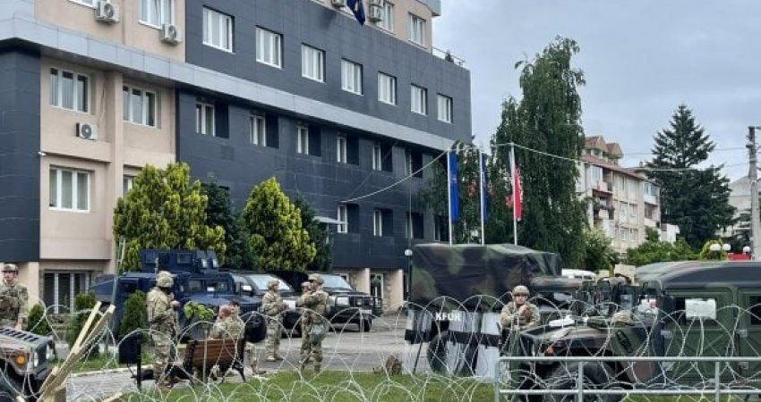 Më shumë serbë mblidhen në Leposaviq, KFOR i përforcon masat e sigurisë