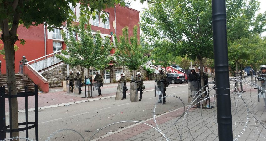 Protestues të pakët, por sulmet ndaj gazetarëve nuk munguan, Policia e Kosovës po mbron institucionet