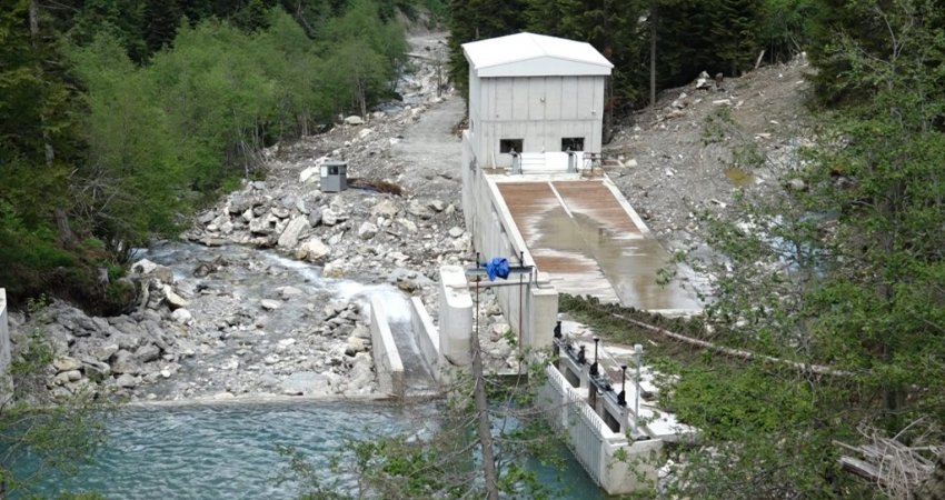 Aprovohet padia në rastin e hidrocentraleve të Deçanit, anulohen vendimet e ministrisë dhe ZRRE