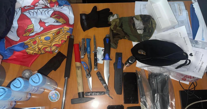 Arrestohen dy shtetas të Serbisë në veri, u gjenden mjete që përdoren për veprime të dhunshme