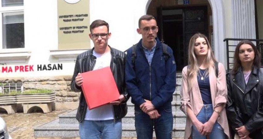 ​Studentët e duan emrin e Hasan Prishtinës në UP, dorëzohen nënshkrimet në Rektorat