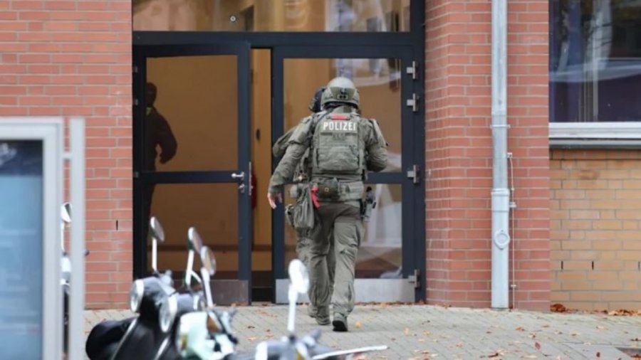 Alarm në një shkollë në Hamburg, dy nxënës kërcënojnë me armë një mësues