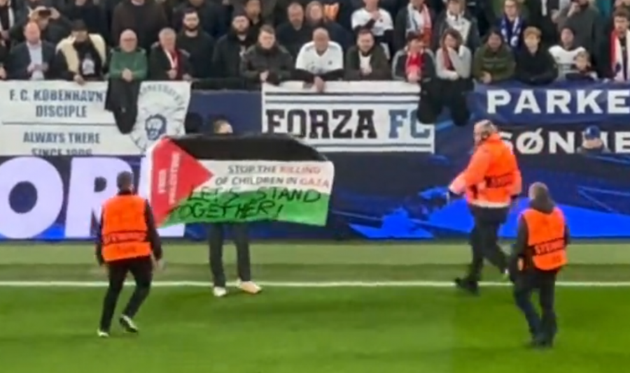 ‘Me flamurin palestinez dhe me një mesazh për fëmijët e vrarë’, tifozi merr vëmendjen gjatë ndeshjes së Champions