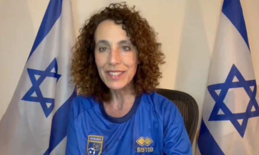 Ambasadorja izraelite me bluzë të Kosovës: Pres një ndeshje të madhe, fitoftë më i miri!