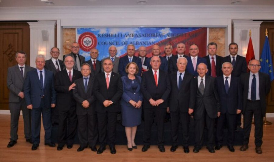 Këshilli i Ambasadorëve Shqiptarë uron liberalizimin e vizave për Kosovën