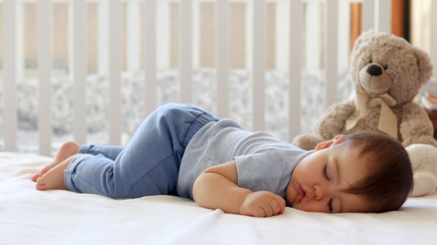 Si ndikon gjumi te fëmijët tuaj, ora që duhet t'i gjejë në gjumë
