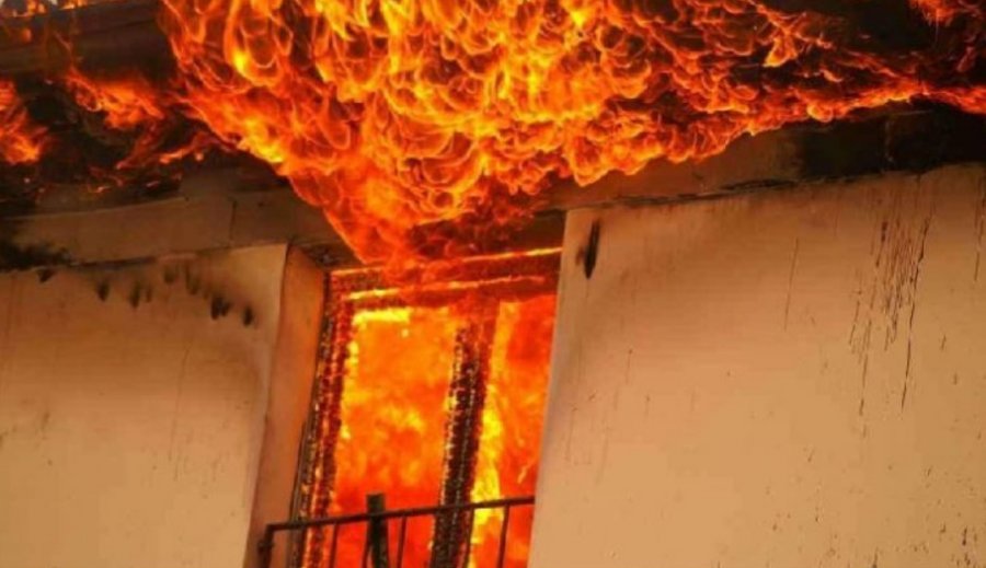 Banesa në Yzberisht përfshihet nga flakët e zjarrit
