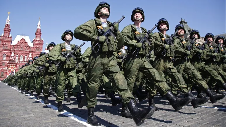 Bie besimi i rusëve tek ushtria ndërkohë që luftë në Ukrainë nuk po i duket fundi