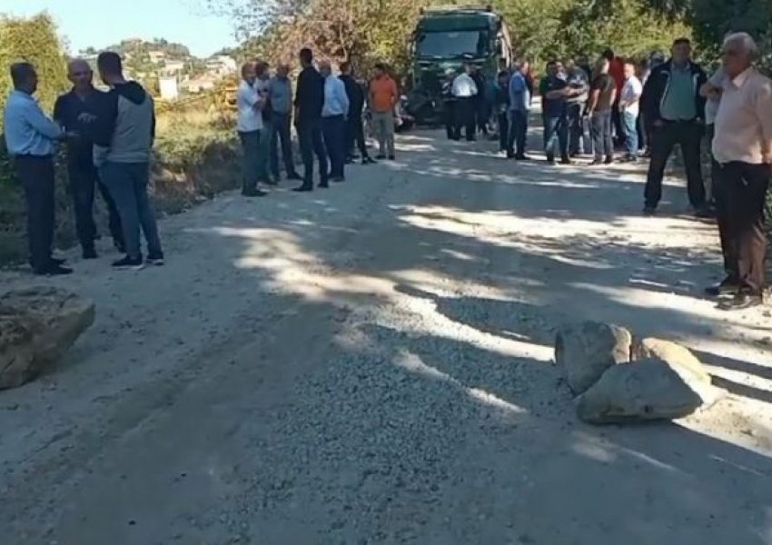 Banorët e Zall Herrit sërish në protestë, bllokojnë me gurë rrugën
