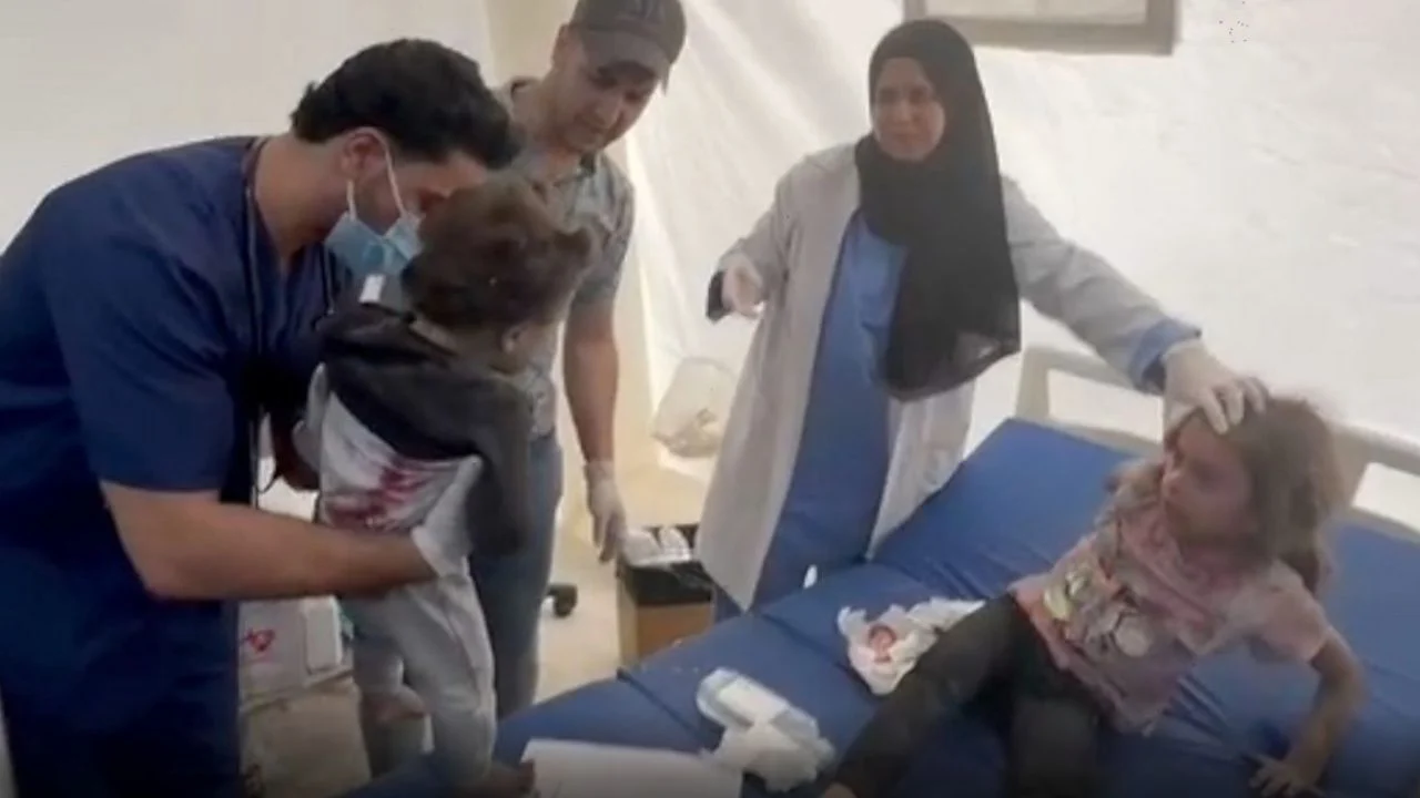 Momenti rrëqethës në Gaza, motrat ribashkohen mes lotësh në spital pas shkatërrimit të banesës