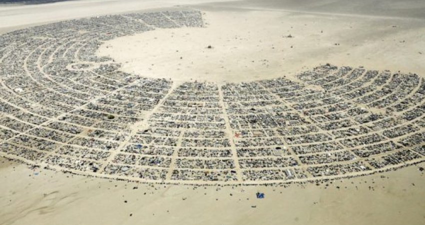 Mbi 73,000 persona mbetën të bllokuar nga balta, nis eksodi nga “Burning Man”