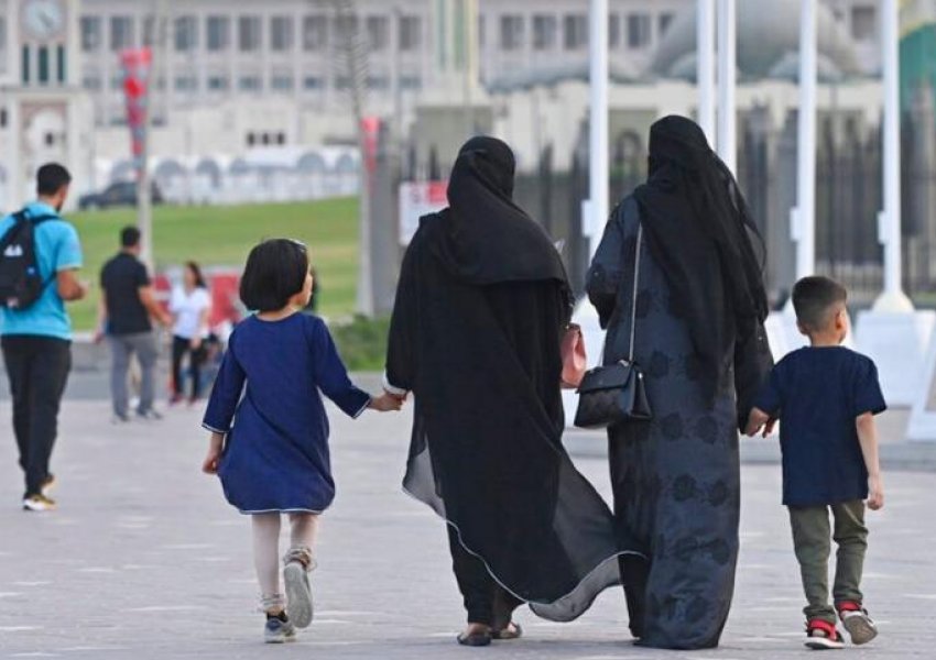 Shkollat franceze refuzojnë dhjetëra vajza myslimane të mbajnë mbulesë