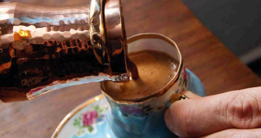 Gjashtë mënyra për ta bërë kafen e mëngjesit një pije të shëndetshme