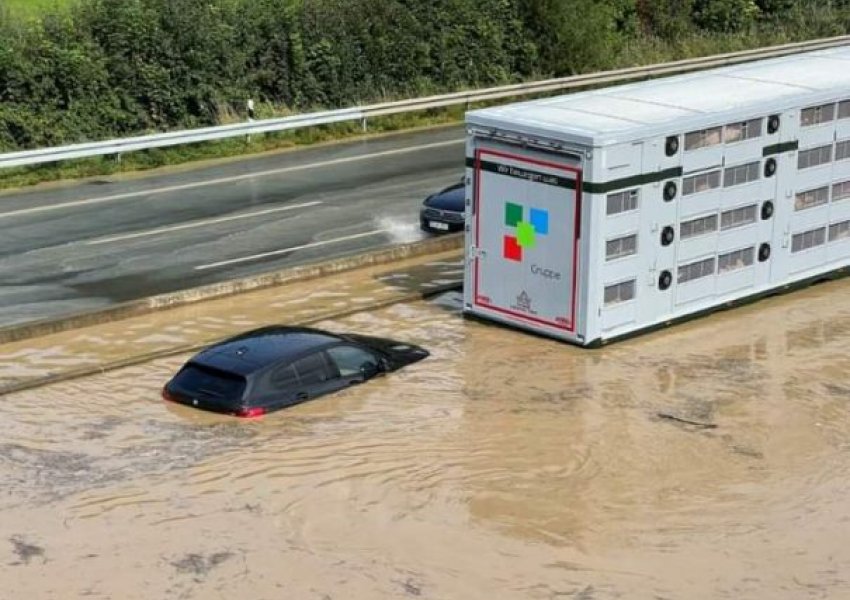  Përmbytje në Gjermani, makina të zhytura në ujë në autostradë, bllokohet rruga drejt Hanoverit