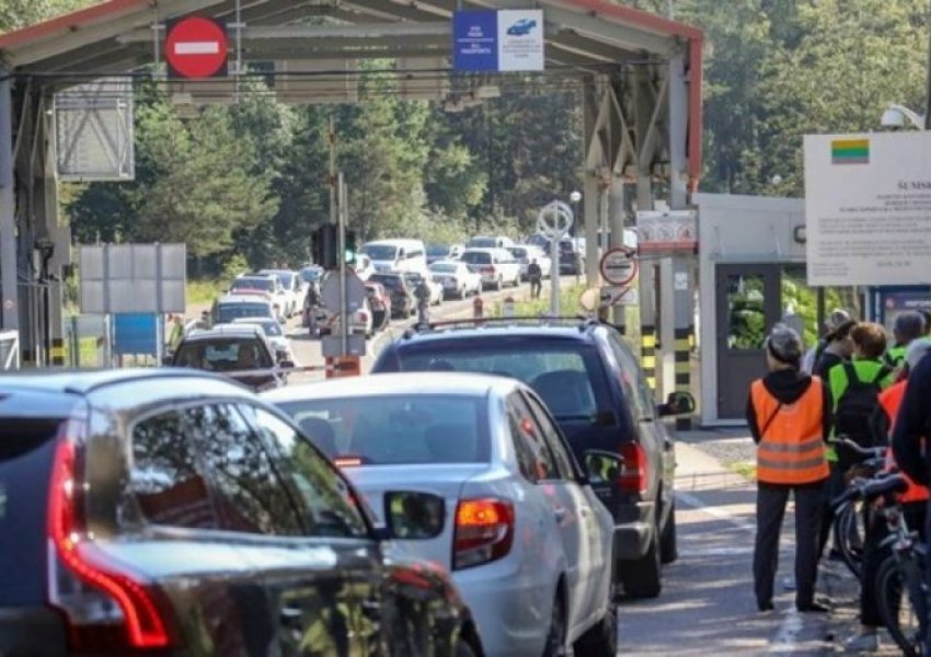 Vendet baltike mbyllën kufijtë e tyre për të gjitha veturat me targa ruse