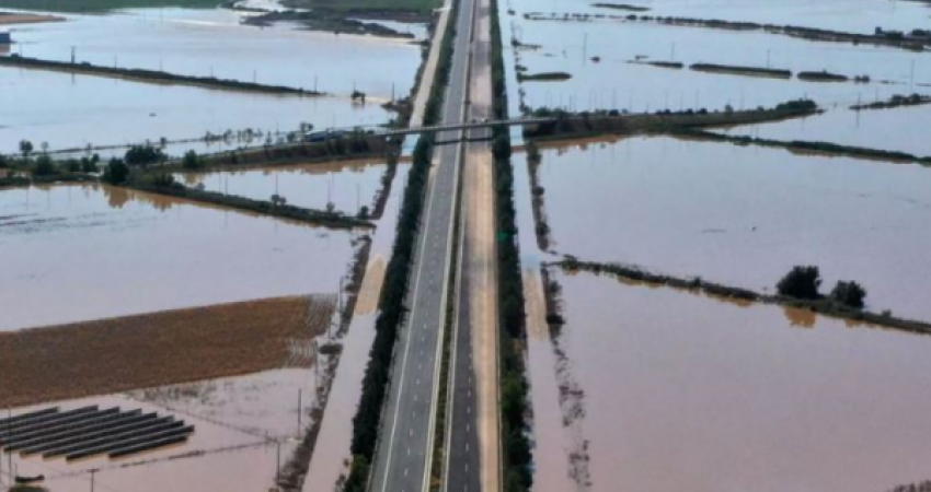 Autostrada kombëtare Athinë - Selanik mbetet e mbyllur pas përmbytjeve 