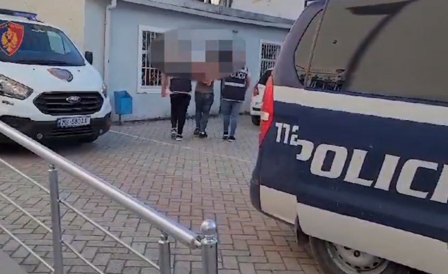 Shisnin kanabis në afërsi të shkollës në Kuçovë, arrestohet 36-vjeçari dhe procedohet bashkëpunëtori i tij