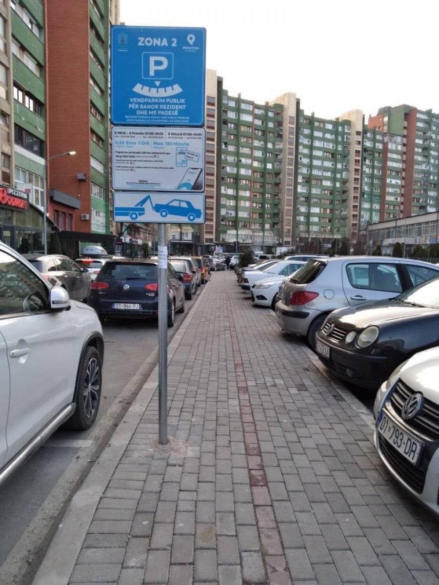 Në Prishtinë asnjë familje nuk do të paguajë para parkingu për veturën e parë