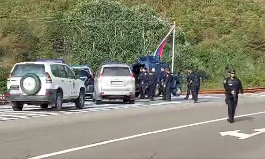 Policia e KFOR-i shihen në afërsi të Banjskës