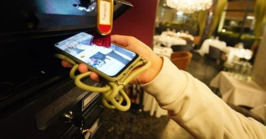 Restoranti i parë ‘pa teknologji’ në Verona: Një shishe verë falas, për ata që nuk përdorin celularin