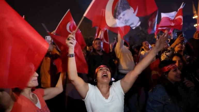 Zgjedhjet lokale në Turqi, BBC: Opozita shokoi Erdoganin me fitoren historike. CHP korri rezultatin më të thellë prej vitit 1977