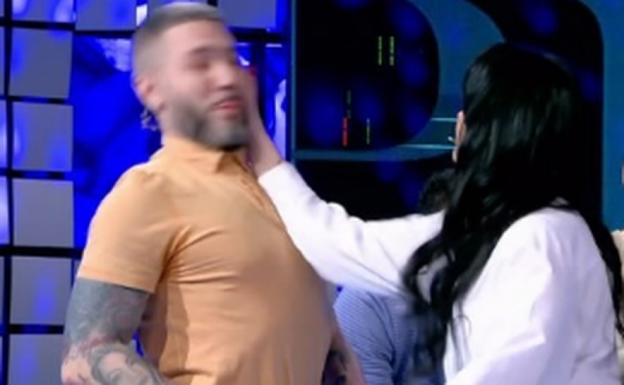 VIDEO/ Erika godet ashpër me shuplakë Buçin, konkurrenti acarohet dhe e kap nga fyti