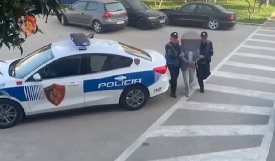 Ndezi disa mbeturina dhe flakët dogjën një sipërfaqe toke, arrestohet 48-vjeçari në Durrës