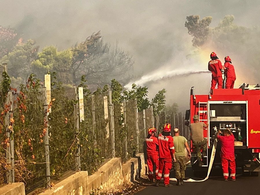 12 zjarre aktive në vend, temperaturat e larta dhe era vështirësojnë punën e zjarrfikësve