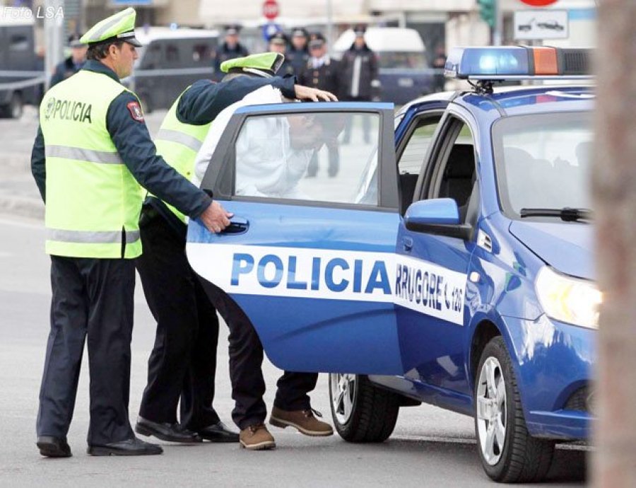 ‘Tapë’ në timon, arrestohen dy të rinj nga Tirana