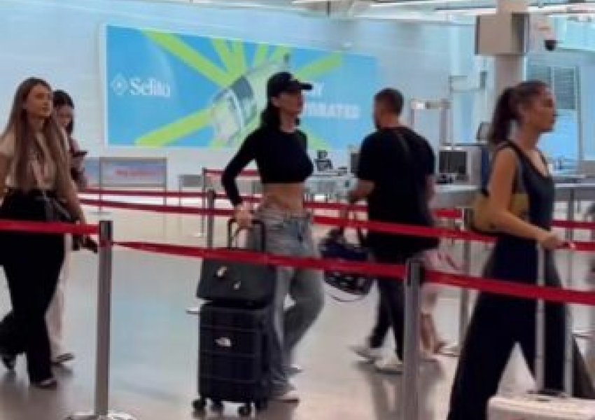 Dafina Zeqiri surprizon pasagjerët në Aeroportin e Tiranës