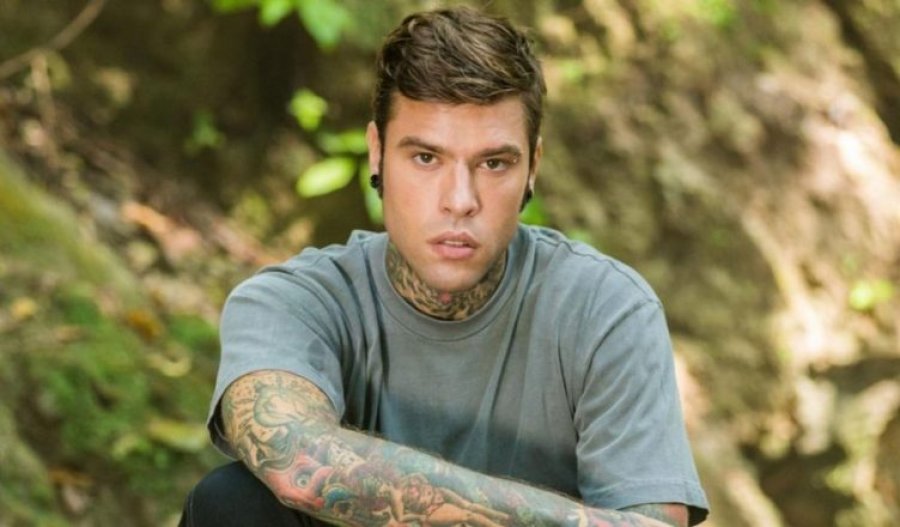 Fedez në gjendje të keqe shëndetësore, merret me ambulancë në aeroport!