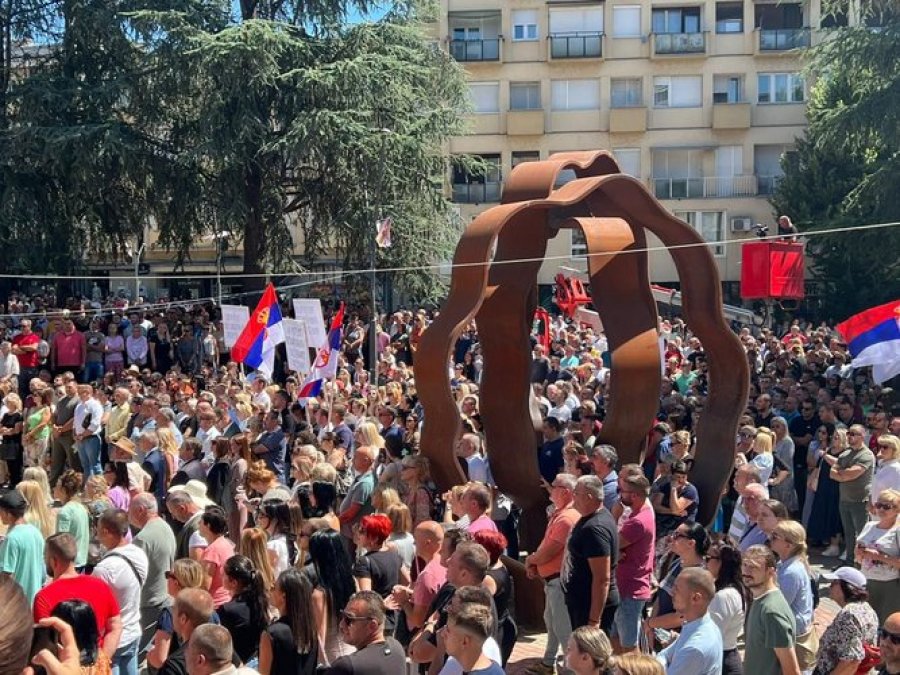 FOTO/ Serbët dalin në protesta, duan urën të mbyllur dhe postat të hapura