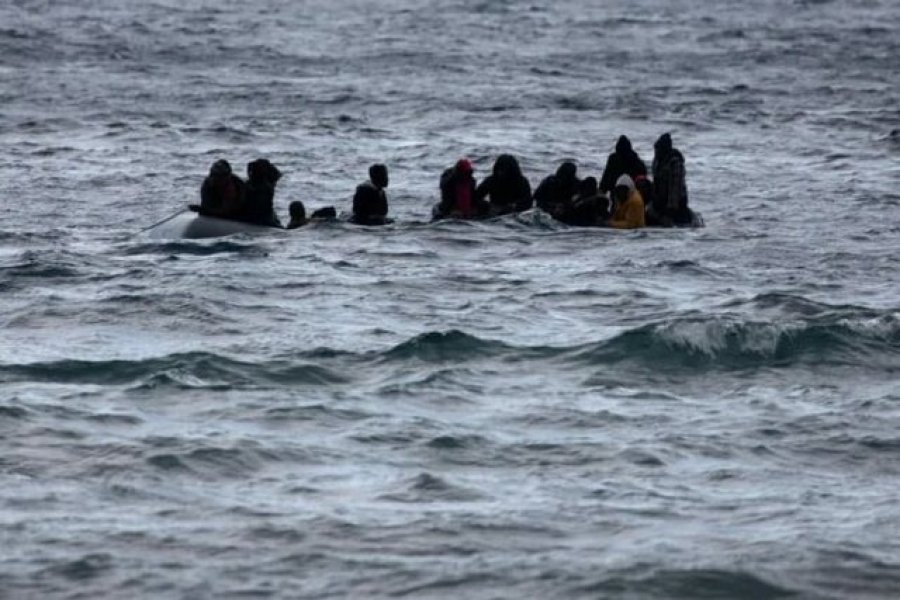 Përmbyset varka me emigrantë në ishullin Kos, një grua humb jetën ndërsa shpëtohen 15 të tjerë