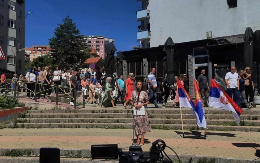 Protesta/ Serbët mblidhen afër Urës së Ibrit, numër modest pjesëmarrësish