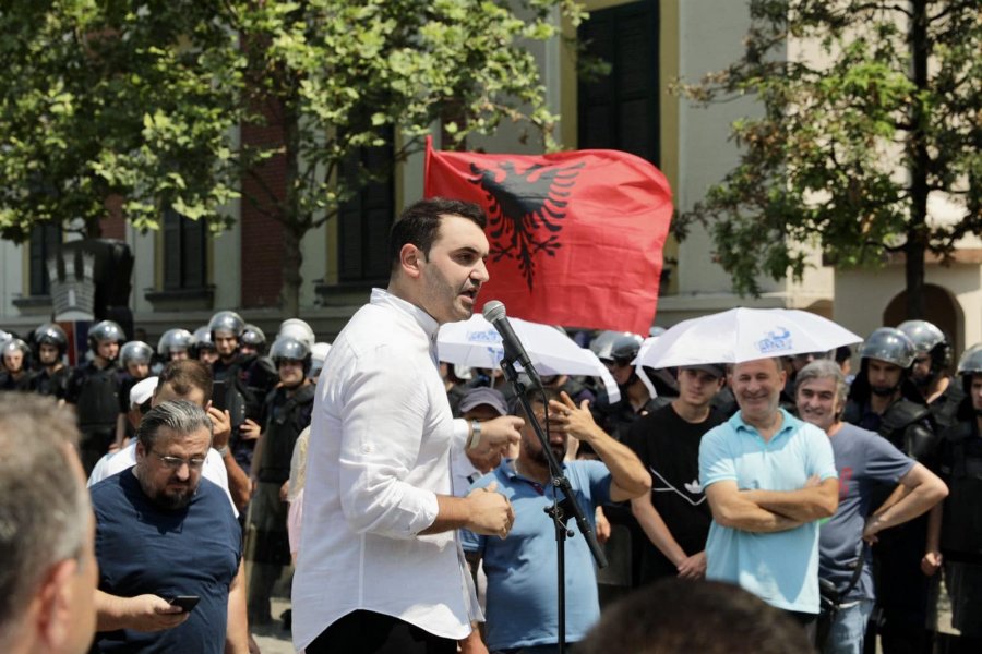 Belind Këlliçi: Protestat te bashkia do të vazhdojnë, Altin Dumani ka vetëm dy rrugë