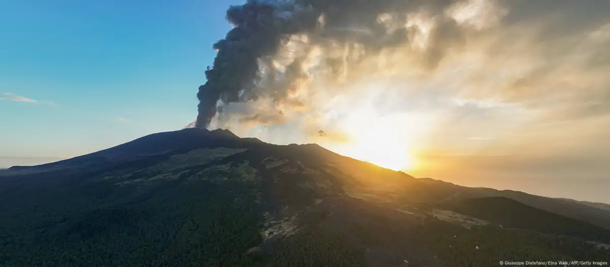 Shpërthen vullkani në malin Etna të Siçilisë, mbyllet aeroporti i Katanias