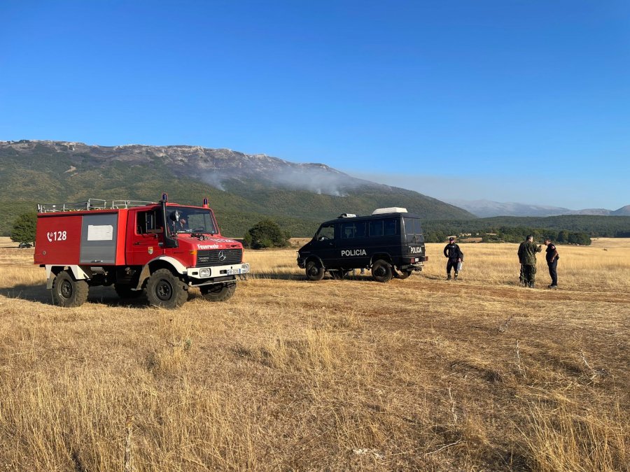 Pogradec, agravon zjarri në Malin e Thatë, hyn në veprim avioni rumun