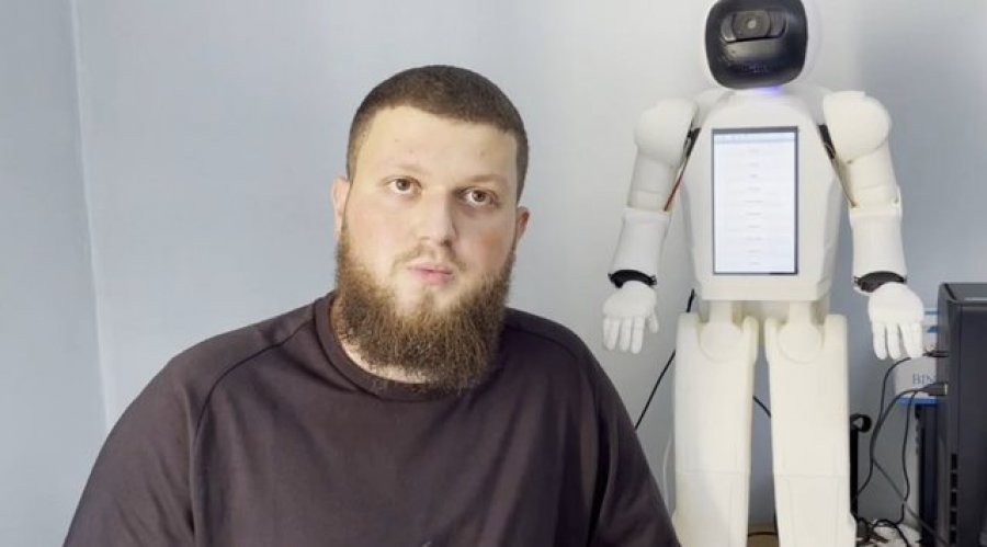 19-vjeçari nga Pogradeci krijon Robotin, Firdeus Dikellari: 'Dardan'-i flet 9 gjuhë të huaja, edhe shqip