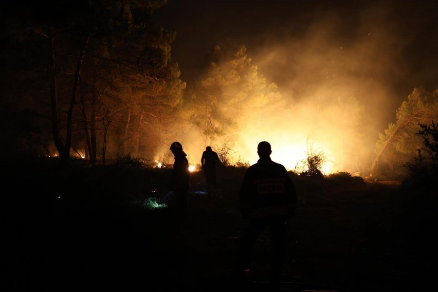 Bie zjarr në kufirin mes Gjirokastrës dhe Tepelenës, nata dhe terreni vështirësojnë ndërhyrjen