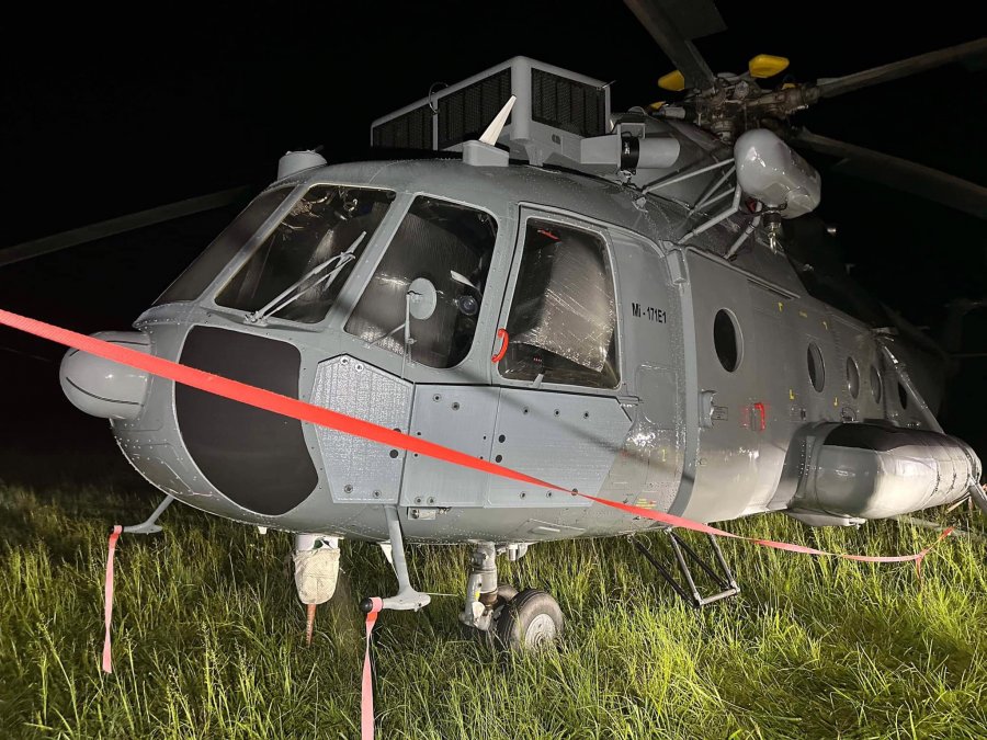 FOTO/ Helikopteri rus ulet pranë bazës ushtarake në Amerikë, burra të dyshimtë zbresin e fshihen në pyll