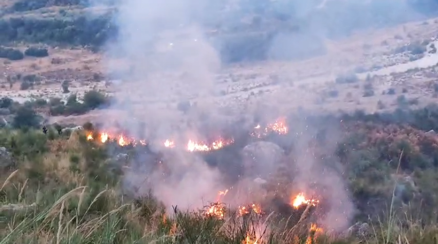 Zjarr i përmasave të mëdha në Vlorë