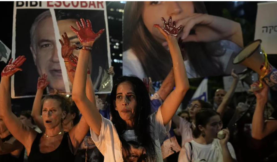 Thirrje për marrëveshje për lirimin e pengjeve të Hamasit/ Protestuesit mblidhen për një tubim javor në Tel Aviv