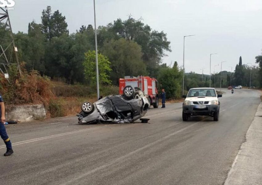 FOTO/ Korfuz, makina përplaset me shtyllën, humbet jetën shqiptarja