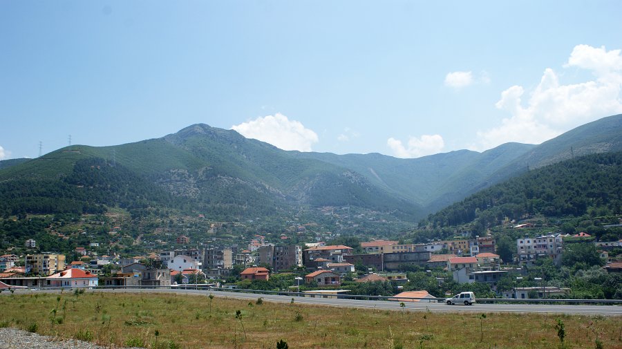 EMRAT/ Përleshje mes dy familjeve në Milot, plagosen tre vëllezër, njëri me armë