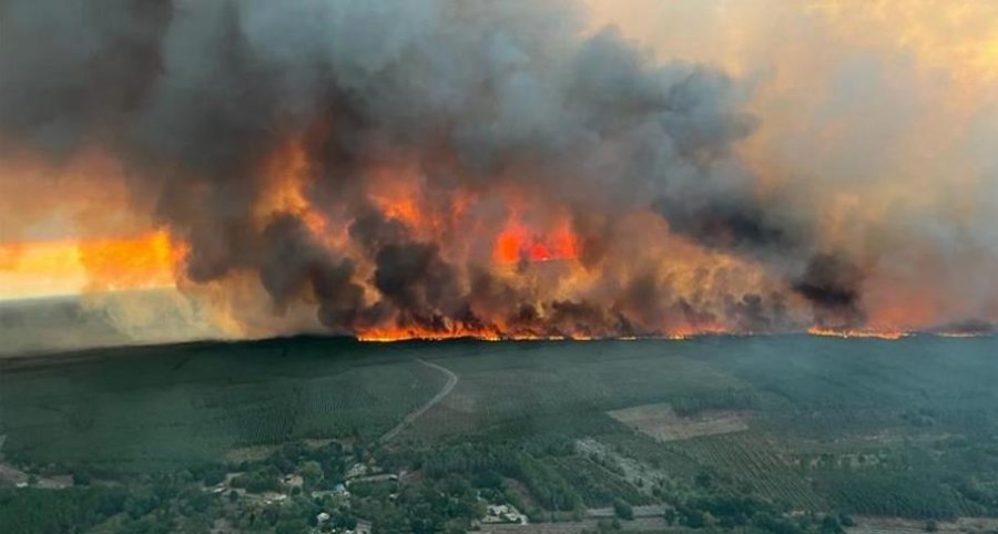 Francë, zjarret djegin mbi 400 hektarë sipërfaqe pyjore