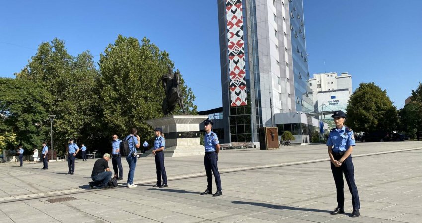 Vizita e Shefit të CIA-s, policia blindon sheshin përballë qeverisë