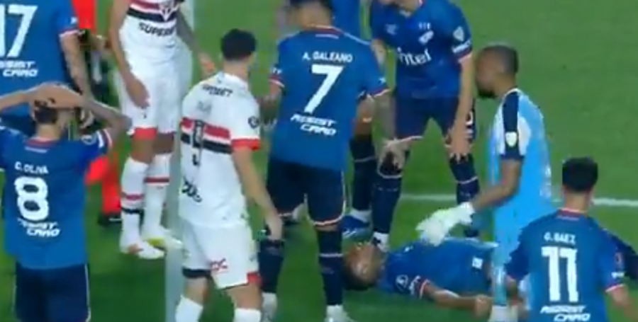 VIDEO/ Panik në Copa Libertadores, futbollisti pëson aritmi kardiake dhe rrëzohet në fushë